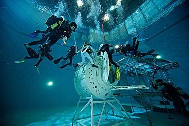 截图显示《动物森友会》调至2061年便会停止工作